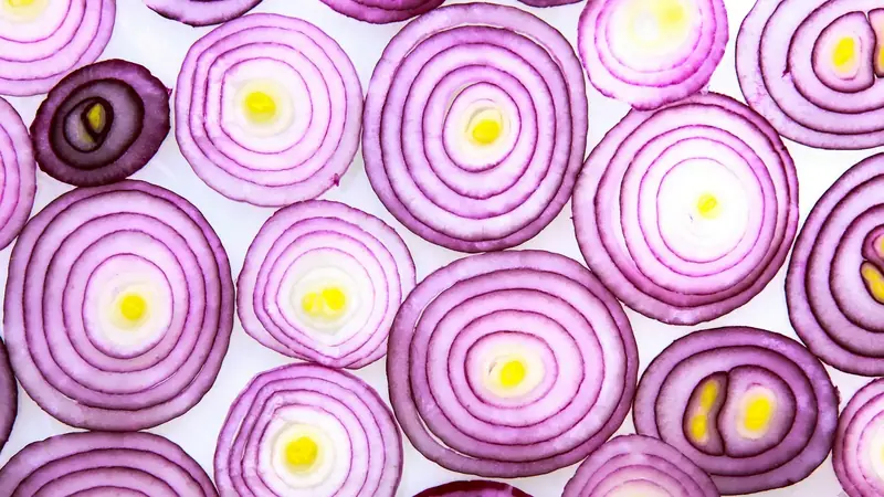 Cross section of a sliced red onion showing its purple rings